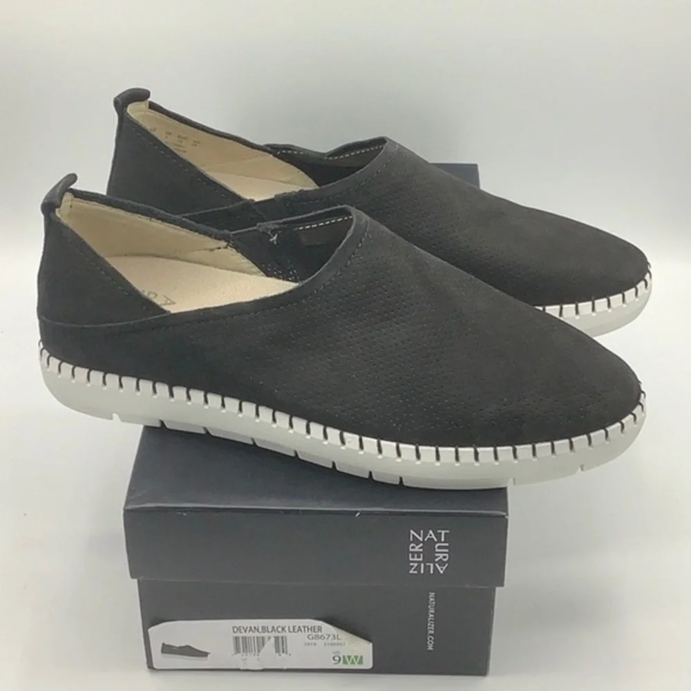 NATURALIZER Black Devan Leather Slip-On Sneakers